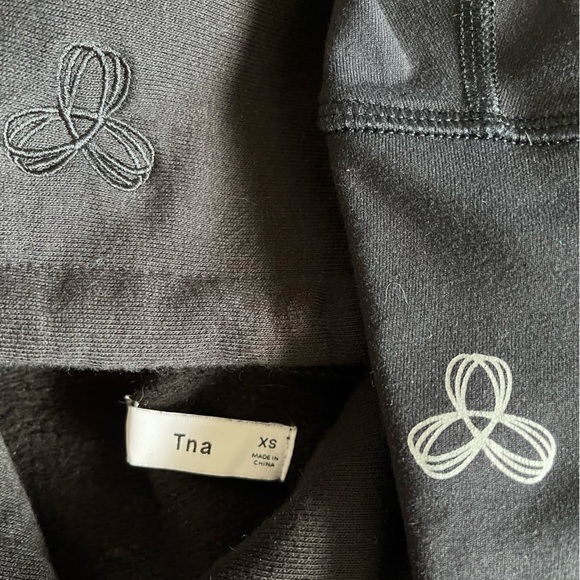 ARITZIA TNA cropped hoodie with matching leggings - Picture 3 of 4